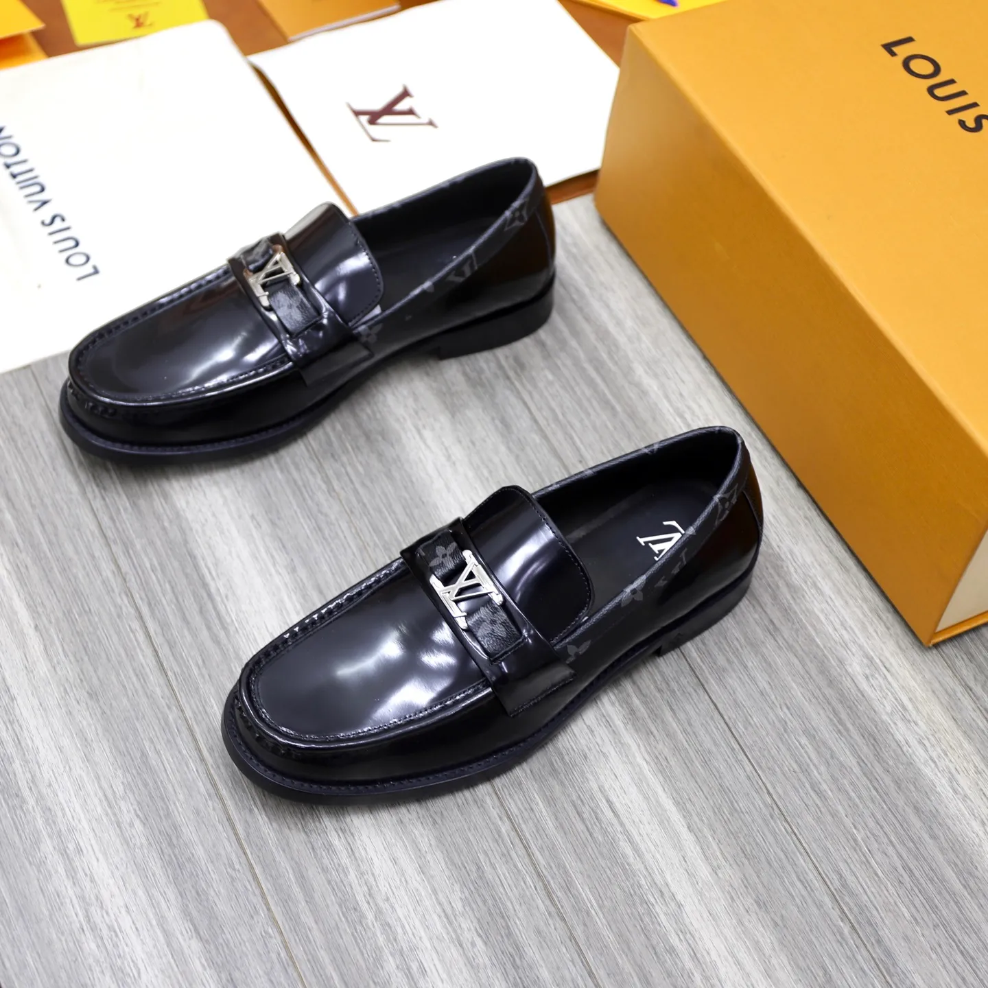 Men's shoes 💰: 💰900LV Louis Vuitton slip-on loafers, top quality products produced in Dongguan, ready for sale! This LV Glove loafer is made of selected soft cowhide, with a slightly wrinkled leather surface and a very high-end texture. Each pair is unique. The leather surface is light and soft, with a fine texture and good luster. It is a classic loafer style, with exquisite handmade mark stitching on the toe, and a square toe configuration to highlight the classic style. The horizontal band has hot-printed LV three-dimensional letters, semi-solid handcrafts and a genuine leather outsole, and a rubber patch on the heel to create wear-resistant performance and comfort. One of the must-have loafers for men! Comes with full original packaging! Code number: 38-39-40-41-42-43-44 (38, 45, 46 customized) standard leather shoe code